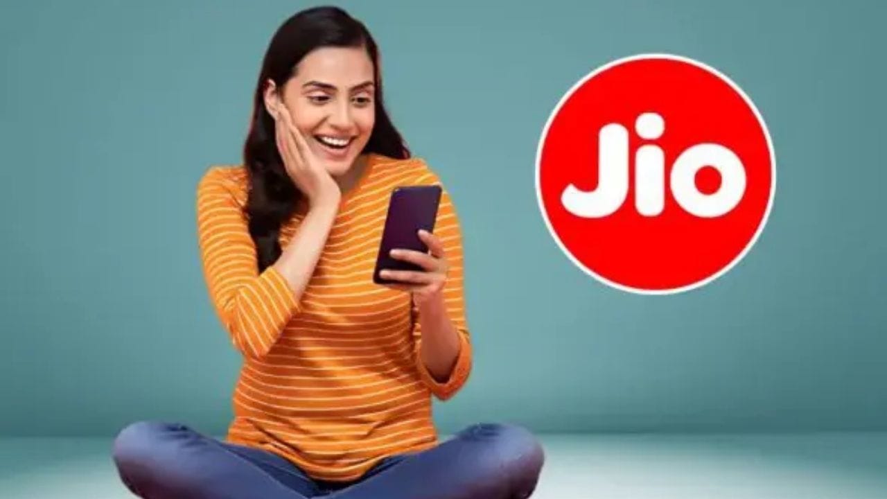 ₹1199 યોજના: AI અને OTT નો સંતુલિત કોમ્બો : ₹1199 નો આ પ્લાન પણ 84 દિવસની માન્યતા સાથે આવે છે અને દરરોજ 3GB ડેટા આપે છે. તેમાં Netflix સામેલ નથી, પરંતુ JioHotstar, JioTV અને Jio AI Cloud જેવા લાભો મળે છે. આ પ્લાન સાથે 18 મહિના માટે Google Gemini Pro પણ આપવામાં આવે છે. વધુ ડેટા અને વાજબી કિંમત શોધતા વપરાશકર્તાઓ માટે આ એક સંતુલિત વિકલ્પ બની શકે છે.