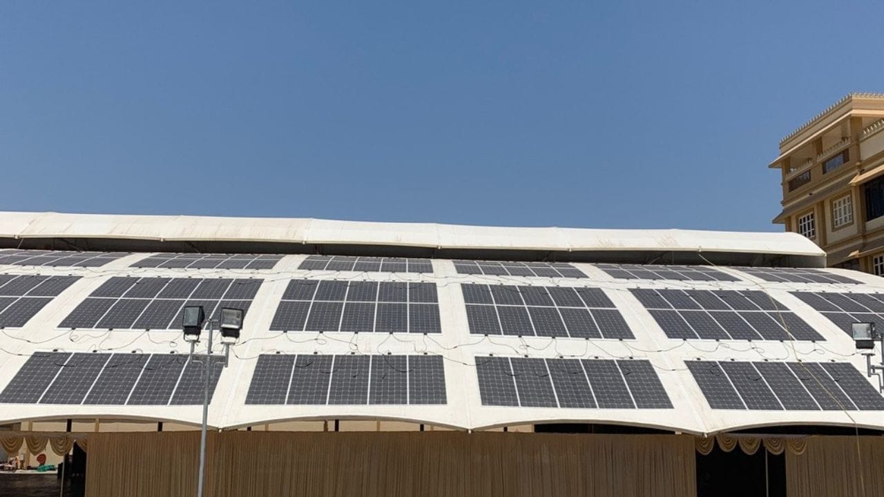 ભારત સરકાર અને વિવિધ રાજ્ય સરકારો રૂફટોપ સોલારને પ્રોત્સાહન આપવા સબસિડી યોજનાઓ ચલાવી રહી છે. પાત્ર ગ્રાહકોને કુલ ખર્ચમાંથી એક નિશ્ચિત રકમ સબસિડીરૂપે મળી શકે છે. યોગ્ય દસ્તાવેજો અને પ્રક્રિયા પૂર્ણ કર્યા બાદ આ લાભ મેળવી શકાય છે. સબસિડી અને નેટ મીટરિંગ બંને સાથે મળીને આ રોકાણને વધુ સસ્તું બનાવી શકે છે.