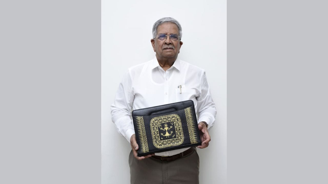 વારલી ચિત્રકલા અંદાજે 1200 વર્ષ જૂની પ્રાચીન લોકકલા છે. દક્ષિણ ગુજરાતના વલસાડ અને નજીકના મહારાષ્ટ્રના વિસ્તારોમાં વસતા વારલી આદિજાતિ સમુદાય દ્વારા આ કલા જીવંત રાખવામાં આવી છે. ખાસ કરીને વારલી સ્ત્રીઓ ઘરની લીપેલી દીવાલ પર પલાળેલા ચોખાથી બનેલા સફેદ રંગ વડે ચિત્રો દોરે છે.
