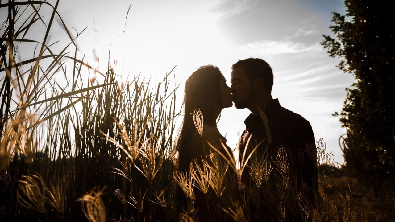 એક્સપર્ટના જણાવ્યા અનુસાર, Kiss મગજના આનંદ કેન્દ્રોને સક્રિય કરે છે. તેનાથી વ્યક્તિ વધુ હળવાશ અને ખુશી અનુભવે છે. આ પ્રક્રિયા માનસિક સ્વાસ્થ્ય માટે લાભદાયી છે અને ભાવનાત્મક નજીકતા વધારવામાં મદદ કરે છે.