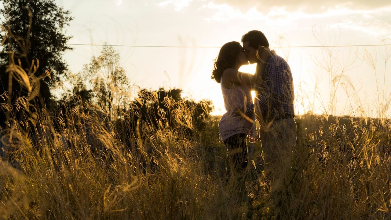 Kiss દરમિયાન ઓક્સીટોસિન હોર્મોન મુક્ત થાય છે, જે રક્તવાહિનીઓને વિસ્તૃત કરે છે અને રક્ત પ્રવાહ સુધારે છે. આ પ્રક્રિયા બ્લડ પ્રેશર ઘટાડવામાં મદદરૂપ બની શકે છે. કેટલાક સંશોધનો મુજબ, Kiss જેવી શારીરિક આત્મીયતા હૃદયના સ્વાસ્થ્ય માટે ફાયદાકારક સાબિત થાય છે.