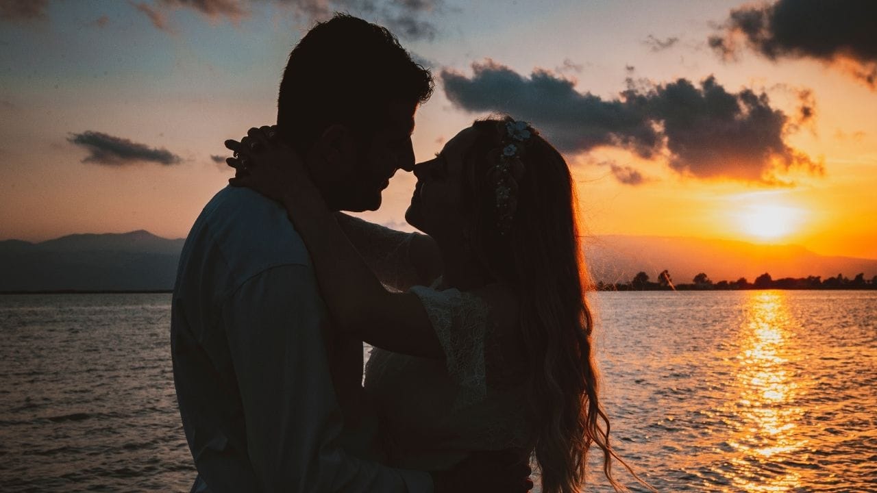 Kiss બ્લડ પ્રેશર ઘટાડે છે અને તણાવ ઓછો કરે છે, જે માથાના દુખાવાના મુખ્ય કારણોમાંથી એક છે. આ કારણે, Kiss માથાના દુખાવામાં રાહત આપવામાં મદદરૂપ થઈ શકે છે.