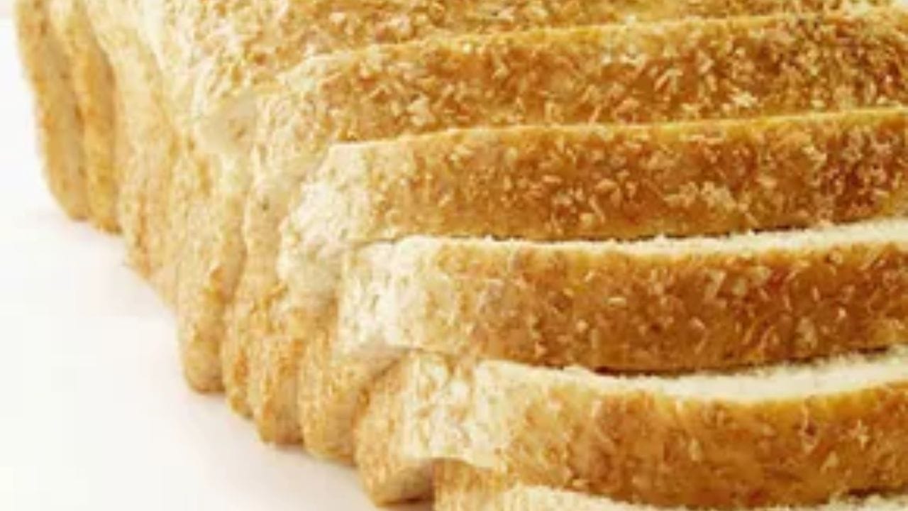 જો તમારી પાસે ઘણી બધી કિસમિસ હોય, તો તમે તેનો ઉપયોગ બ્રેડ પુડિંગ બનાવવા માટે કરી શકો છો, જે સ્વાદિષ્ટ અને બનાવવામાં સરળ બંને છે. સૌપ્રથમ, કિસમિસને મિક્સરમાં પીસી લો. એક પેનમાં દૂધ ઉકળવા દો. દૂધ ઉકળે પછી, તેમાં વાટેલા કિસમિસ ઉમેરો. ખાંડ, એલચી અને ડ્રાયફ્રુટ્સ ઉમેરો અને રાંધો. એક બાઉલમાં કાઢી લો. જેમ છે તેમ પીરસો. બાળકોથી લઈને પુખ્ત વયના લોકો સુધી આ બધા માટે બેસ્ટ રહેશે.
