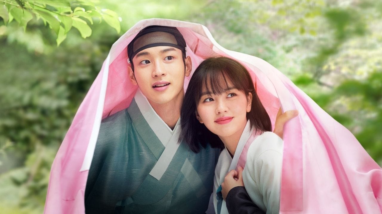 The Tale of Nokdu : જોસોન યુગમાં બનેલી આ વાર્તા એક યુવાન યુદ્ધવીરને કેન્દ્રે રાખે છે જે તેના ઘરમાં હુમલાઓ પછી જાણે છે કે તેની ઓળખ ઘટના સાથે જોડાયેલ છે. આ માટે તે એક સ્ત્રી ગામમાં છુપાઈને મહિલાઓ વચ્ચે જાત છુપાવે છે અને ત્યાં બને છે રોમાંચક અને હાસ્યસભર મોહબ્બત-કથાનું ભવ્ય નાટક જુદા વર્તમાન અને રમણીય  પાત્રો પ્રદાન કરે છે. પ્રત્યેક પાત્ર પોતાની આફતો અને પ્રેમ-વિરહ વચ્ચે લડતો દેખાય છે. સ્ટોરીમાં હાસ્ય, રોમાન્સ અને ડ્રામા બેલેન્સ માટે એક સરસ મિશ્રણ છે, આમાં Season 1 અને કુલ Episodes 32 છે, 