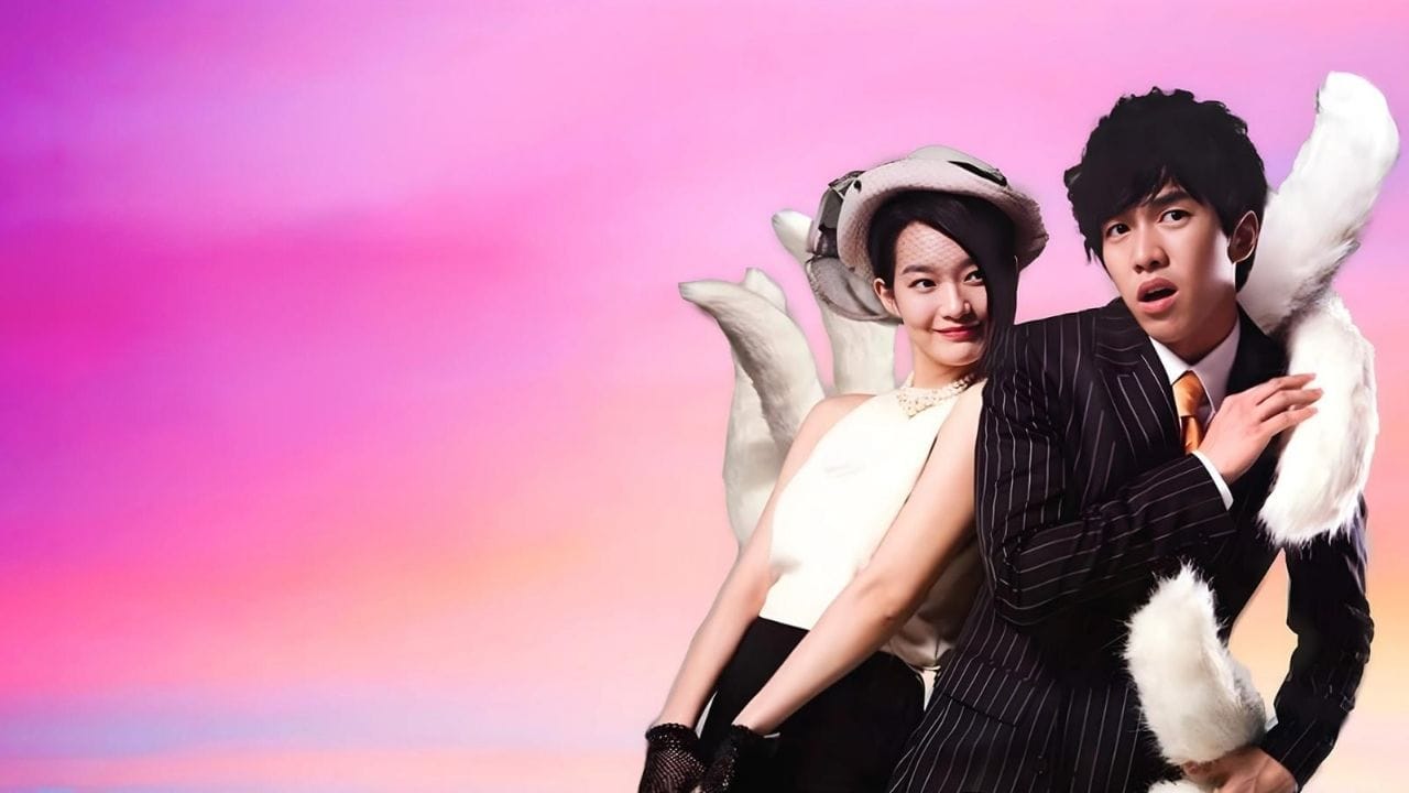 My Girlfriend Is a Gumiho : ફેન્ટસી-રોમેન્ટિક ડ્રામા ‘My Girlfriend Is a Gumiho’ એક દંતકથાની આધુનિક રજૂઆત છે. લી સુંગ-ગી અને શિન મિન-આ વચ્ચેની ક્યૂટ કેમિસ્ટ્રી અને હળવી કોમેડી આ સિરીઝને ખૂબ મનોરંજક બનાવે છે.
પ્રેમ, રહસ્ય અને મીઠી મજાકોથી ભરપૂર આ ડ્રામા યુવા દર્શકોમાં ખાસ લોકપ્રિય છે.આમાં Season 1 અને કુલ Episodes 16 છે,