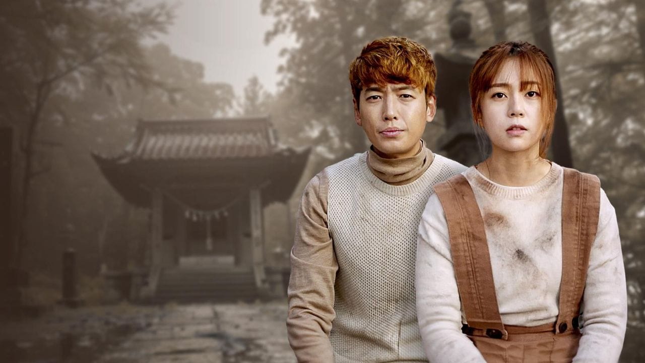 ‘Missing 9’ એક સર્વાઇવલ થ્રિલર ડ્રામા છે, જેમાં એક પ્લેન ક્રેશ બાદ કેટલાક સેલિબ્રિટીઝ એક અનજાણ ટાપુ પર ફસાઈ જાય છે. અહીંથી શરૂ થાય છે જીવન માટેનો સંઘર્ષ અને એક પછી એક ખુલતા રહસ્યો. ડ્રામામાં સસ્પેન્સ અને થ્રિલ સાથે માનવીય સ્વભાવની કાળી બાજુ પણ દેખાડવામાં આવી છે. જંગ ક્યુંગ-હોનો પાત્ર હળવા હાસ્યથી લઈને ગંભીર પરિસ્થિતિ સુધીનું શાનદાર પ્રદર્શન કરે છે. આમાં Season 1 અને કુલ Episodes 16 છે, 