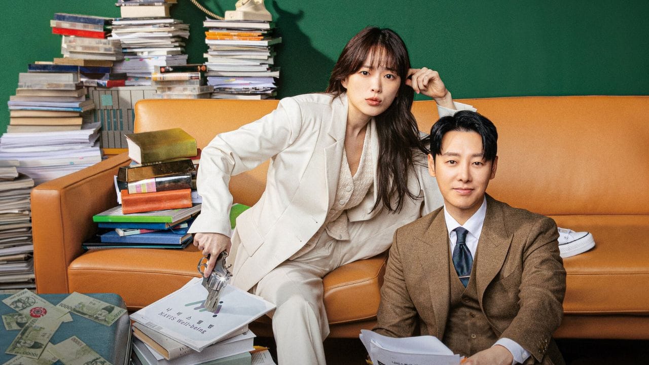 ‘Delightfully Deceitful’ એક ક્રાઇમ-થ્રિલર ડ્રામા છે, જેમાં બદલો અને ન્યાય વચ્ચેની જંગ દર્શાવવામાં આવી છે. ચુન વૂ-હીનું પાત્ર એક બુદ્ધિશાળી ઠગ તરીકે જોવા મળે છે, જ્યારે કિમ ડોંગ-વૂક એક વકીલની ભૂમિકા ભજવે છે. બંનેની વચ્ચેની રસપ્રદ કેમિસ્ટ્રી અને ટ્વિસ્ટ્સ આ સિરીઝને થ્રિલિંગ બનાવે છે. આમાં Season 1 અને કુલ Episodes 16 છે,