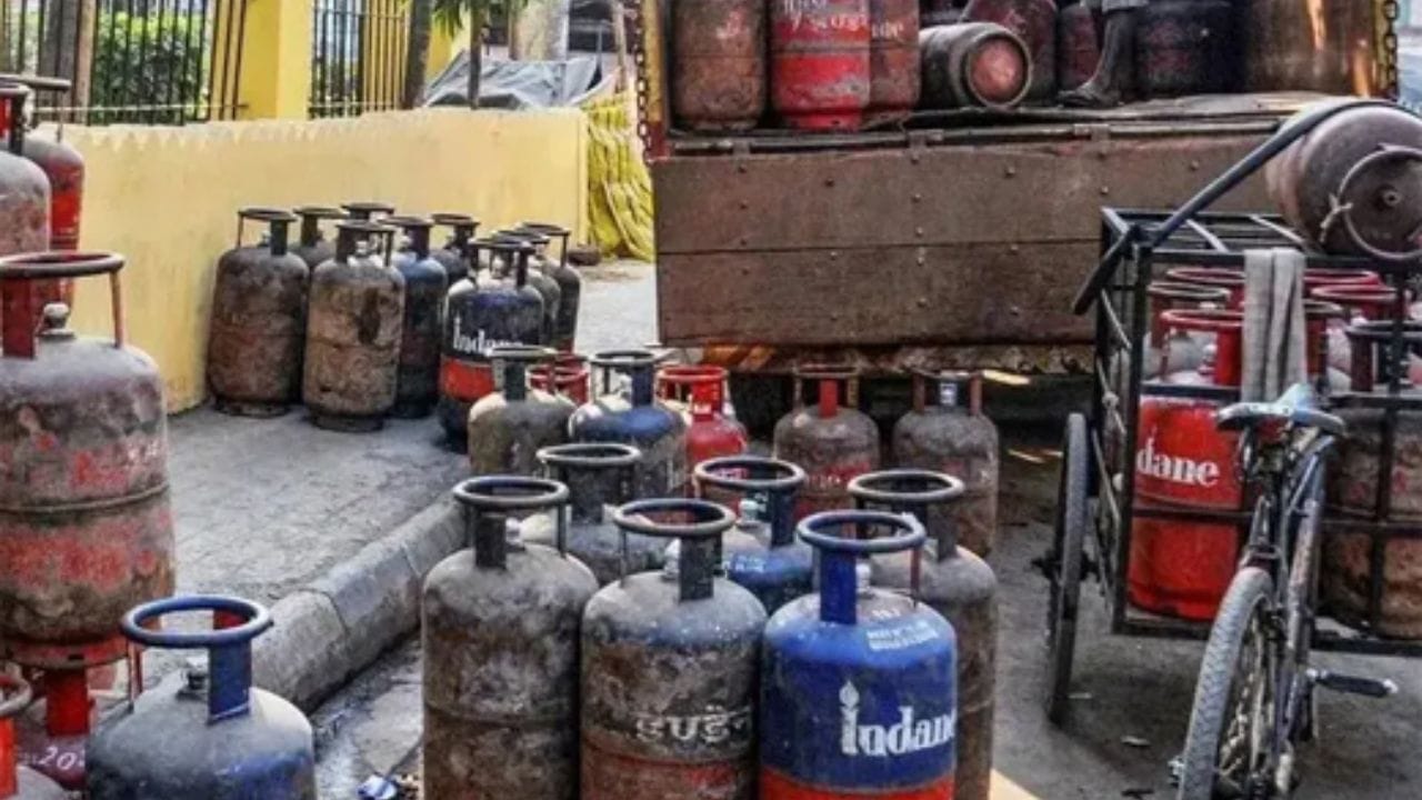 જોકે જાન્યુઆરી અને ફેબ્રુઆરી 2026માં ભાવમાં વધારો થયો છે, પરંતુ ગયા કેલેન્ડર વર્ષ દરમિયાન અનેક વખત ભાવમાં ઘટાડો પણ જોવા મળ્યો હતો. ગયા વર્ષે માર્ચમાં દિલ્હીમાં કોમર્શિયલ સિલિન્ડરની કિંમત ₹1803 હતી, જે એપ્રિલમાં ₹1762 અને મેમાં ₹1747.50 થઈ હતી. ત્યારબાદ જૂનથી સપ્ટેમ્બર દરમિયાન સતત ઘટાડો થયો હતો. ડિસેમ્બર 2025માં આ ભાવ ₹1580.50 સુધી આવી ગયો હતો.