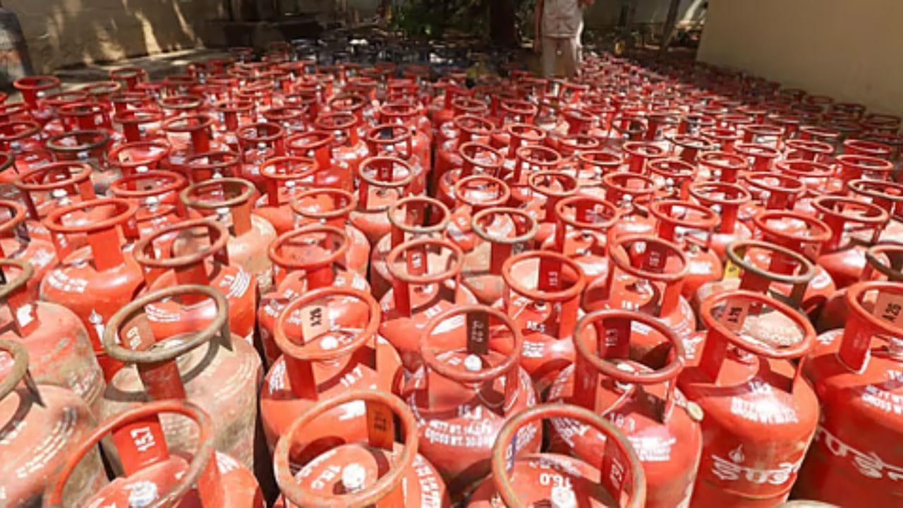 ઘરેલુ LPG સિલિન્ડરના હાલના ભાવ 14.2 કિલોગ્રામના ઘરેલુ LPG સિલિન્ડરના ભાવ છેલ્લે 8 એપ્રિલ, 2025ના રોજ બદલવામાં આવ્યા હતા. હાલ વિવિધ શહેરોમાં ઘરેલુ સિલિન્ડરના ભાવ આ પ્રમાણે છે. દિલ્હી: ₹853, કોલકાતા: ₹879, મુંબઈ: ₹852.50, ચેન્નાઈ: ₹868.50. જ્યારે ગુજરાતમાં ₹860.50 છે. આ વચ્ચે હવાઈ જહાજના ઈંધણ એટલે કે ATFના ભાવમાં ઘટાડો થયો છે. 1 ફેબ્રુઆરી, 2026થી અમલમાં આવેલા નવા ભાવ મુજબ, દિલ્હીમાં ATFની કિંમત પ્રતિ કિલોલિટર $791.48થી ઘટીને $778.85 થઈ ગઈ છે.