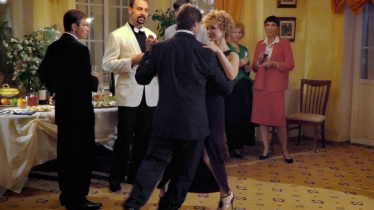 લાસ્તોચકીનો ગ્નેઝડો (Lastochkino gnezdo): આ વર્ષ 2012 માં શરૂ થયેલી એક ઇમોશનલ ડ્રામા સિરીઝ છે. આ લિસ્ટમાં આ સૌથી લાંબી સિરીઝ છે, જેમાં કુલ 12 એપિસોડ છે અને તેને 6.5 સ્ટાર્સ મળ્યા છે. વાર્તા 16 વર્ષની ઇડા વિશે છે, જેની દુનિયા તેની માતા સ્વેતલાનાના અચાનક મૃત્યુ પછી વિખેરાઈ જાય છે. માતાના ગયા પછી તે એકલી પડી જાય છે અને તેની કઠોર માસીને ત્યાં રહેવું પડે છે. આ દુઃખદ પરિસ્થિતિમાંથી બહાર આવવા અને લોકોની મદદ કરવા માટે તે ડોક્ટર બનવાનું નક્કી કરે છે. આ સિરીઝમાં ઇવાન ઝિદકોવ અને તાત્યાના આર્ન્ટગોલ્ટ્સ જોવા મળે છે.