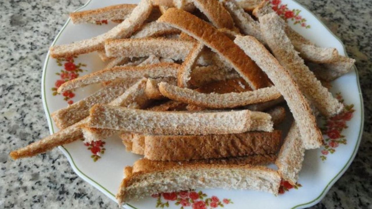 શાકભાજીના કટલેટ કે કોફતામાં મિક્સ કરો: તમે શાકભાજીના કટલેટ કે કોફતા બનાવવા માટે બચેલી બ્રેડની કિનારીનો ઉપયોગ કરી શકો છો. બ્રેડની કિનારીને પાણી કે દૂધમાં પલાળી રાખો, તેને નિચોવી લો અને બાફેલા બટાકા, શાકભાજી અને મસાલા સાથે મિશ્રણમાં ઉમેરો. આનાથી કટલેટ નરમ બનશે અને વધુ સારી રીતે બાઈડિંગ થશે.
