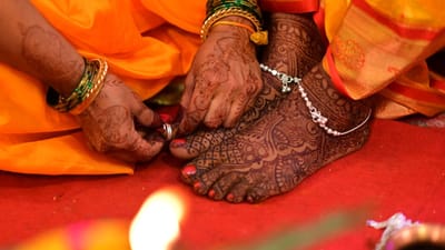 દહેજ એક એવી કુરીતિ છે. જેના કારણે અનેક મહિલાઓ આની ઝપેટમાં આવે છે. એક રિપોર્ટ મુજબ વર્ષ 2020માં ભારતમાં દહેજ હત્યા મામલે અંદાજે 7 હજાર નોંધાયા હતા. આ એક સામાજિક સમસ્યા છે. આનો ઉકેલ ત્યારે સંભવ છે કે, તેના વિરુદ્ધ કડક પગલું ભરવામાં આવે.