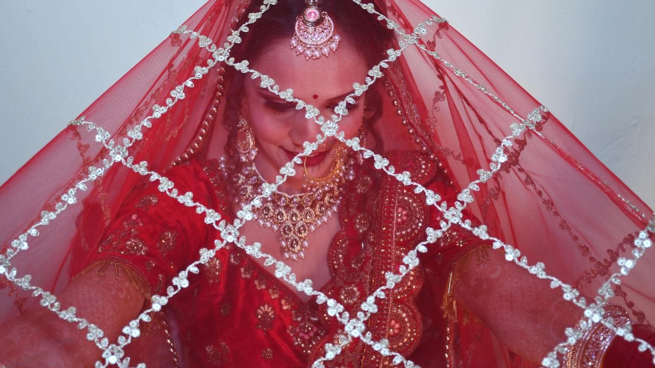 કોર્ટે 'હિન્દુ લગ્ન'ના પુરાવા તરીકે વૈદિક જનકલ્યાણ સમિતિ દ્વારા જાહેર કરાયેલ પ્રમાણપત્ર અને ઉત્તર પ્રદેશ નોંધણી નિયમો, 2017 હેઠળ જાહેર કરાયેલ 'લગ્ન પ્રમાણપત્ર'ને અમાન્ય જાહેર કર્યું. બેન્ચે કહ્યું કે જો કલમ 7 મુજબ લગ્ન થયા નથી, તો નોંધાયેલા લગ્નને પણ માન્યતા આપવામાં આવશે નહીં.