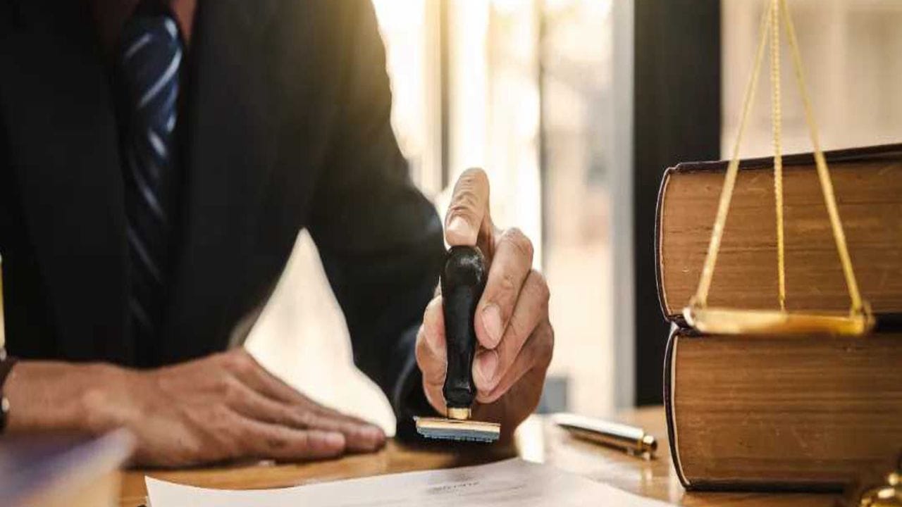  નિર્ણય સંભળાવતા કોર્ટે શું-શું કહ્યું?સુપ્રીમ કોર્ટે નિર્ણય સંભળાવતા કહ્યું કે, ભારતીય નાગરિક સુરક્ષા સંહિતા  (BNSS), 2023ની કલમ  35(3) હેઠળ 7 વર્ષ સુધીની સજા પામેલા કોઈપણ વ્યક્તિને અગાઉથી નોટિસ આપવી જરૂરી છે. આ નોટિસનો ઉપયોગ આરોપીને કોર્ટમાં હાજર રહેવા અને તપાસમાં સહકાર આપવા માટે ફરજ પાડવા માટે થાય છે. 