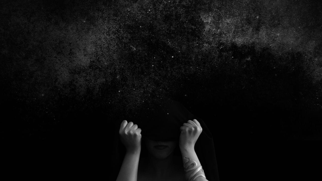 કાયદો શું કહે છે? દિલ્હી હાઈકોર્ટે  સુસાઇડ નોટમાં નામના ઉલ્લેખ અંગે એક મહત્વપૂર્ણ અવલોકન કર્યું હતું, જેમાં કહેવામાં આવ્યું હતું કે, આત્મહત્યા માટે ઉશ્કેરણીના ગુના માટે ફક્ત વ્યક્તિના નામનો ઉલ્લેખ જ કાર્યવાહી અથવા સજા માટેનો એકમાત્ર આધાર ન હોઈ શકે. કોર્ટે જણાવ્યું હતું કે આરોપી સામેના આરોપની તપાસ દરેક કેસના સંજોગોના સંદર્ભમાં થવી જોઈએ.