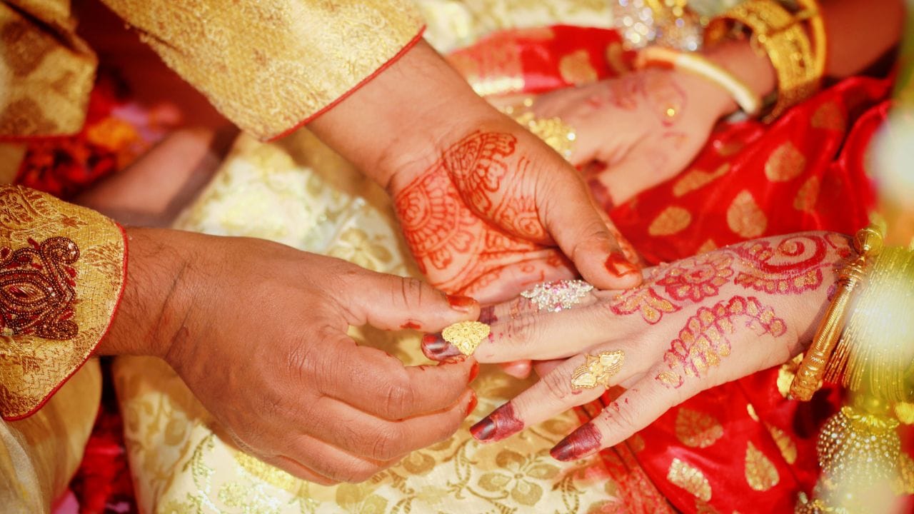 મધ્યપ્રદેશની એક મહિલાએ દહેજના ત્રાસને કારણે આત્મહત્યા કરી હતી. મહિલાના સાસરિયાઓ તેના પર ઘર બનાવવા માટે પૈસા માટે દબાણ કરી રહ્યા હતા. મહિલાનો પરિવાર પૈસા આપી શક્યો ન હતો, જેના કારણે તેમણે આત્મહત્યા કરી હતી. આ કેસમાં, નીચલી કોર્ટે મહિલાના પતિ અને સસરાને ભારતીય દંડ સંહિતાની કલમ 304B, 306 અને 498A હેઠળ દોષિત ઠેરવ્યા હતા. એવું જાણવા મળ્યું હતું કે આરોપી મૃતક મહિલા પાસેથી ઘર બનાવવા માટે સતત પૈસાની માંગણી અને દબાણ કરતો હતો, જે મહિલાનો પરિવાર ચૂકવી શક્યો ન હતો.