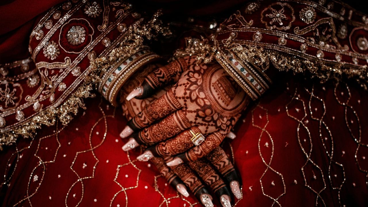 કોર્ટે આગળ કહ્યું કે, કલમ 7ની પેટા કલમ (2) જણાવે છે કે, આવા સંસ્કારો અને વિધિઓમાં સપ્તપદીનો સમાવેશ થાય છે, એટલે કે, કન્યા અને વરરાજા દ્વારા પવિત્ર અગ્નિની આસપાસ સંયુક્ત રીતે લેવામાં આવતા સાત ફેરા. સાતમું પગલું ભર્યા પછી લગ્ન પૂર્ણ માનવામાં આવે છે. તેથી, હિન્દુ લગ્ન સમારંભમાં જરૂરી વિધિઓ લાગુ રિવાજો અનુસાર હાથ ધરવામાં આવવી જોઈએ, જેમાં સપ્તપદી સમારંભનો સમાવેશ થાય છે, જ્યાં નવદંપતીઓ સાત ફેરા કરે છે.