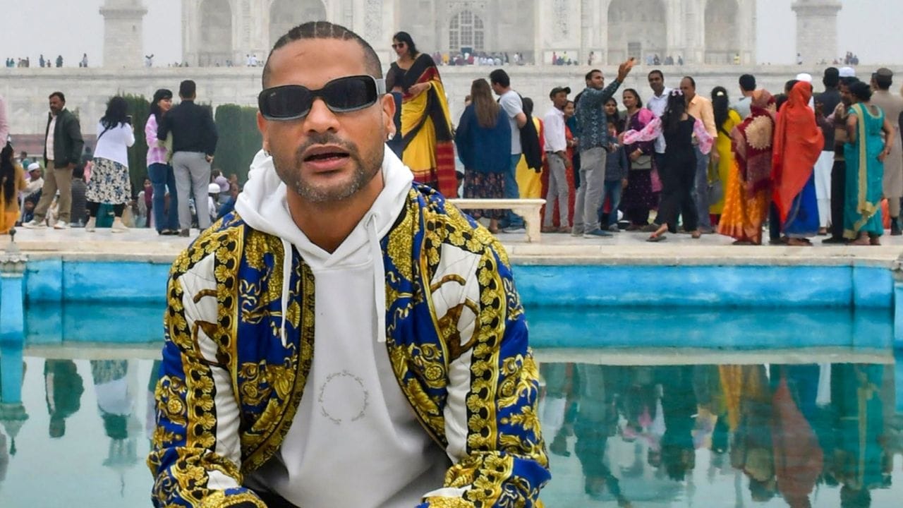 ભારતીય ક્રિકેટર શિખર ધવનને મોટી રાહત આપતા દિલ્હી ફેમિલી કોર્ટે સોમવારના રોજ તેની પૂર્વ પત્નીને અંદાજે 5.7 કરોડ રુપિયા પરત કરવાનો આદેશ આપ્યો છે. કોર્ટે કહ્યું કે,ઓસ્ટ્રેલિયાના એક ફેમિલી કોર્ટેને પ્રોપર્ટી સેટલમેન્ટ હેઠળ તેની અલગ રહેતી પત્નીને આ રકમ આપવાનો આદેશ ભારતીય કાનુની વિરુદ્ધ છે.