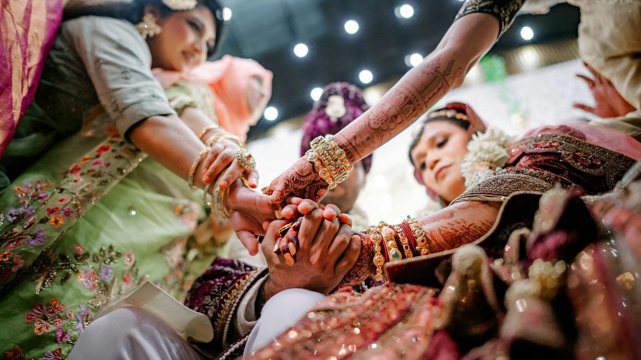 તેમણે વૈદિક જનકલ્યાણ સમિતિ પાસેથી લગ્નનું પ્રમાણપત્ર પણ મેળવ્યું હતું. આ પ્રમાણપત્રના આધારે, તેમણે ઉત્તર પ્રદેશ લગ્ન નોંધણી નિયમો, 2017 હેઠળ લગ્નનું પ્રમાણપત્ર મેળવ્યું હતું. 