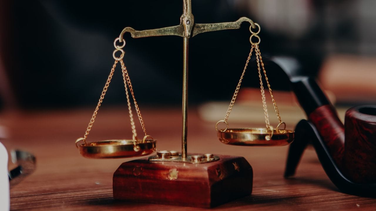 (Disclaimer: જો તમારી પાસે કોઈ ચોક્કસ કેસ હોય તો કાનૂની નિષ્ણાત (વકીલ) ની સલાહ લેવી સલાહભર્યું છે. અહીં આપેલી માહિતી ફક્ત કોર્ટના નિર્ણયો અને કલમોને આધારે આપવામાં આવી છે. તમારે કોઈ કેસ માટે જાણવું હોય તો યોગ્ય વકીલની સલાહ લઈ શકો છો.)(All Image Credit- Canva)