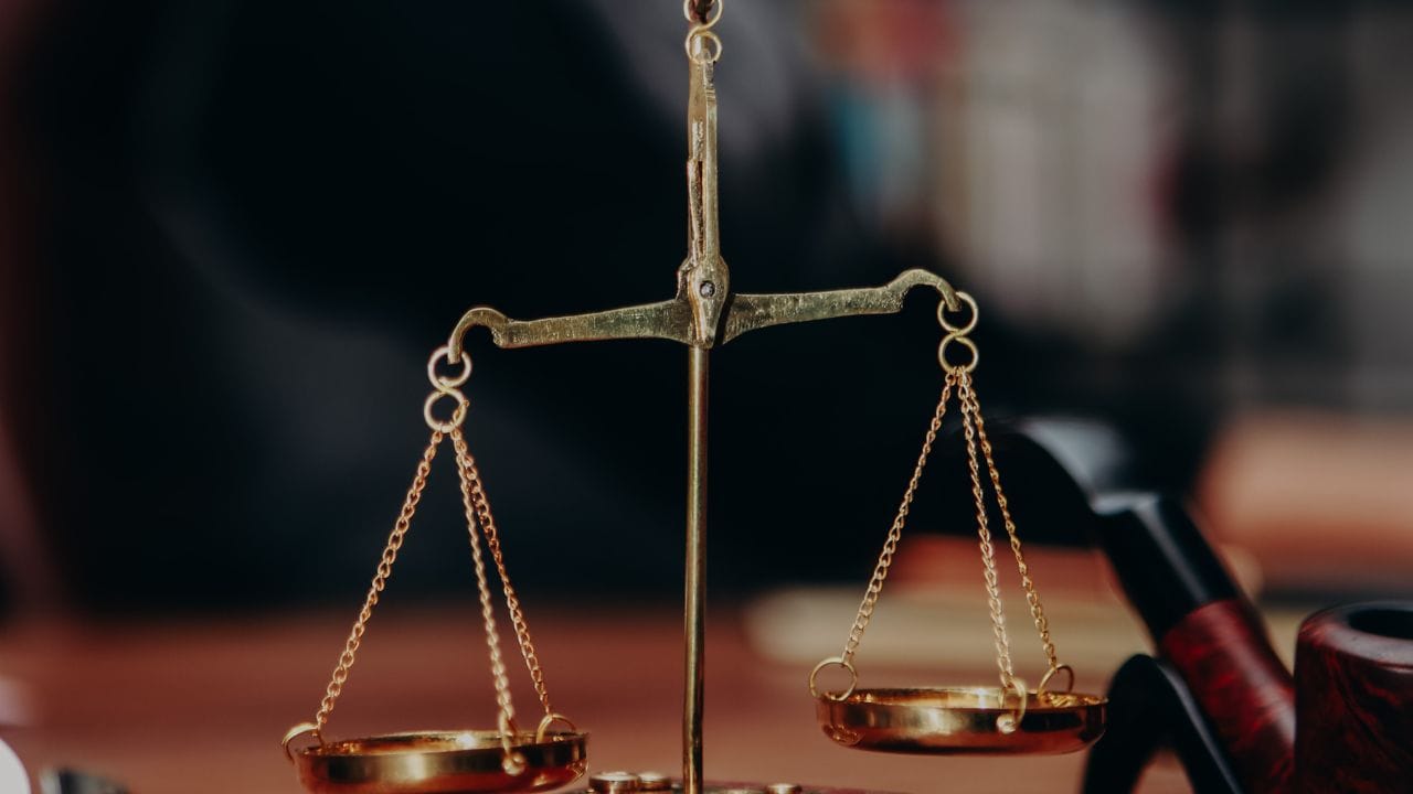 પત્ની જો પતિનેમાનસિક ત્રાસ આપે છે જેમ કે તેને મિત્રો અને સંબંધીઓને મળવા ન દેવા, ઘરની બહાર ન જવા દેવા, પરિવારને મળવા ન દેવા, વારંવાર નપુંસક કહેવું, શારીરિક હિંસા કે નુકસાન પહોંચાડવું, દરેક કામમાં વધુ પડતો દખલ કરવી, બધાની સામે કે ખાનગીમાં દુર્વ્યવહાર કરવો, ભાવનાત્મક હિંસા કરવી અથવા વારંવાર આત્મહત્યા કરવાની ધમકી આપવી, તો તે તેની પત્ની સામે પોલીસ અને કોર્ટ બંનેની મદદ લઈ શકે છે.