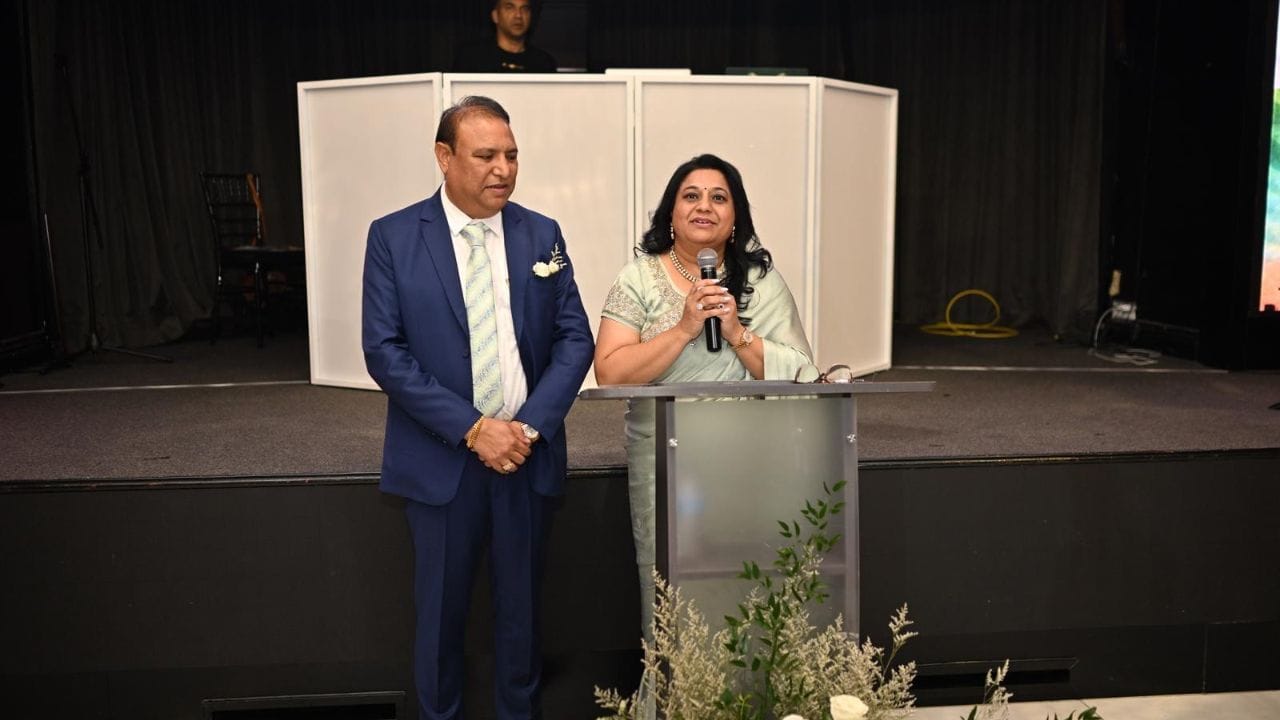 કાર્યક્રમ તારીખ 26 જાન્યુઆરી 2026, રવિવારે સાંજે 5:00 થી 9:00 વાગ્યા સુધી લોસ એન્જલસ સ્થિત એક વિશાળ હોલમાં યોજાયો હતો, જેમાં ભારતીય સમુદાયના અનેક આગેવાનો, મહેમાનો અને વિશિષ્ટ વ્યક્તિઓ ઉપસ્થિત રહ્યા હતા.