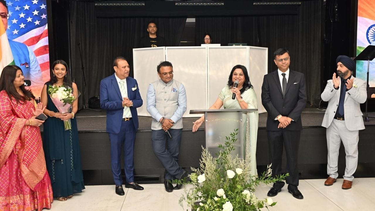 પ્રજાસત્તાક દિવસની ઉજવણી દરમિયાન યુનાઇટેડ સ્ટેટ્સ ઓફ અમેરિકા અને ભારત – બંને દેશોના રાષ્ટ્રધ્વજનું ગૌરવપૂર્ણ રીતે ધ્વજારોહણ કરવામાં આવ્યું હતું.ત્યારબાદ બંને દેશોના રાષ્ટ્રીય ગાનનું સંયુક્ત ગાન કરવામાં આવ્યું, જે સમગ્ર માહોલને ભાવુક અને ગૌરવસભર બનાવી દીધો.