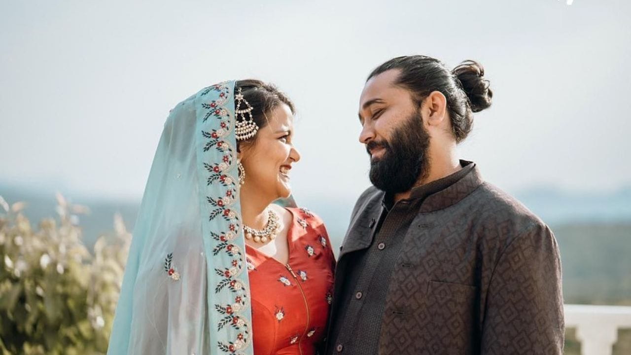 તેમણે અભિનેત્રી સીમા ભાર્ગવ સાથે લગ્ન કર્યા છે, જે ટીવી સીરિયલ હમ લોગમાં તેમની સહ-અભિનેત્રી છે, અને તેઓ તેમની પુત્રી મનુકૃતિ પાહવા અને પુત્ર મયંક પાહવા સાથે વર્સોવા મુંબઈમાં રહે છે.