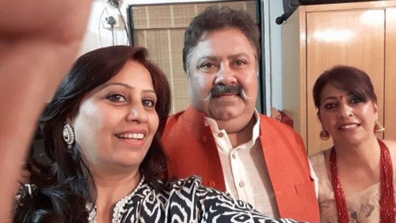 મનોજ પાહવાનો જન્મ 8 ડિસેમ્બર 1963ના રોજ થયો છે. તે એક ભારતીય ફિલ્મ અને ટેલિવિઝન અભિનેતા છે જે કોમેડી સીરિયલ ઓફિસ ઓફિસ (2011) માં ભાટિયાની ભૂમિકા માટે જાણીતા છે.