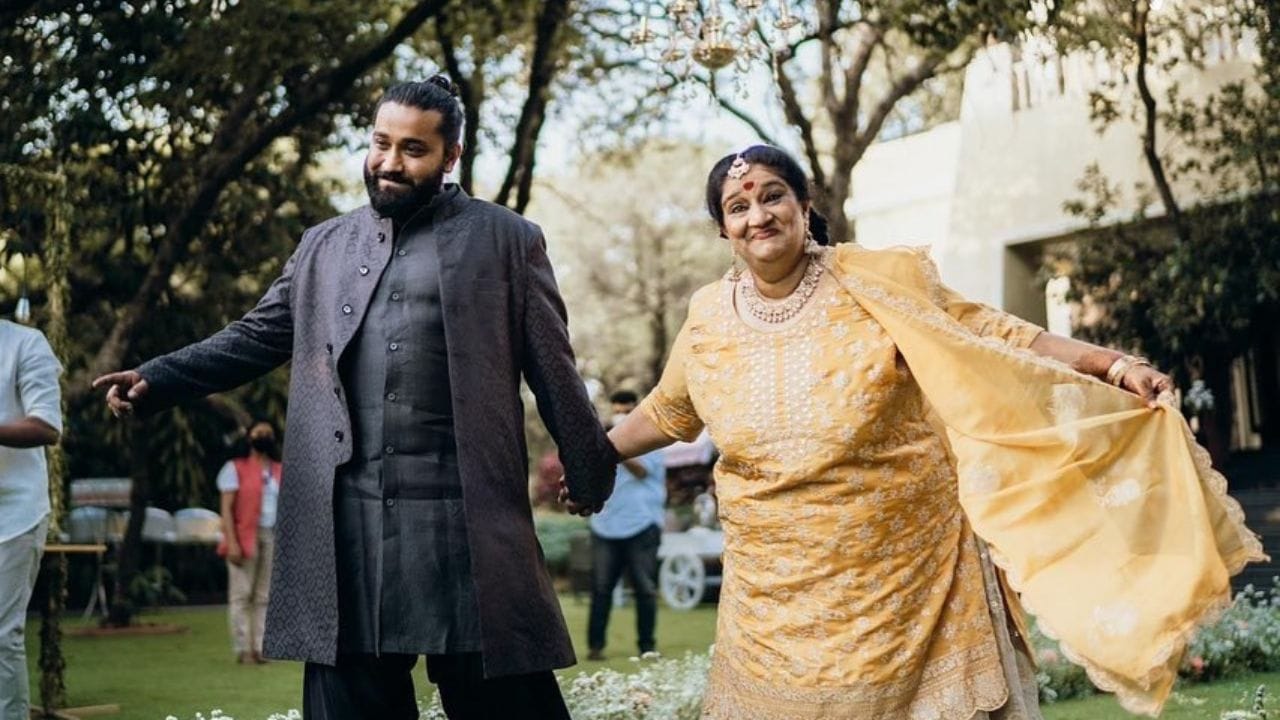 મનોજ  પાહવાનો ઉછેર નવી દિલ્હીમાં એક પંજાબી પરિવારમાં થયો હતો. ભાગલા પછી તેમના પિતા પાકિસ્તાનથી ભારતમાં સ્થળાંતર કરીને આવ્યા હતા. તેમનું શિક્ષણ નવી દિલ્હીના દરિયાગંજમાં આવેલી નેશનલ પબ્લિક સ્કૂલમાં થયું હતું.