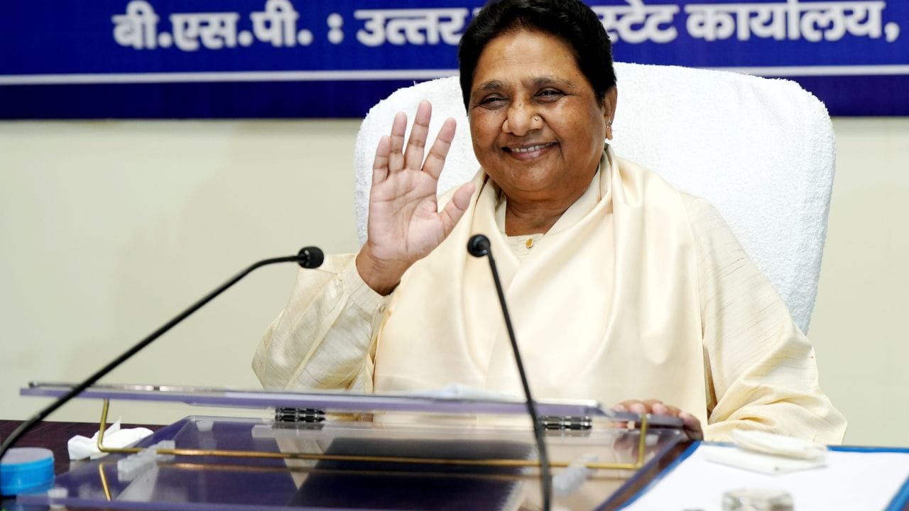 પરિવારના પુત્રોને પ્રાઈવેટ શાળાઓમાં મોકલવામાં આવતા હતા, જ્યારે પુત્રીઓને સરકારી શાળાઓમાં મોકલવામાં આવતી હતી. તો આજે આપણે માયવતીના પરિવાર અને પર્સનલ લાઈફ વિશે વાત કરીએ.