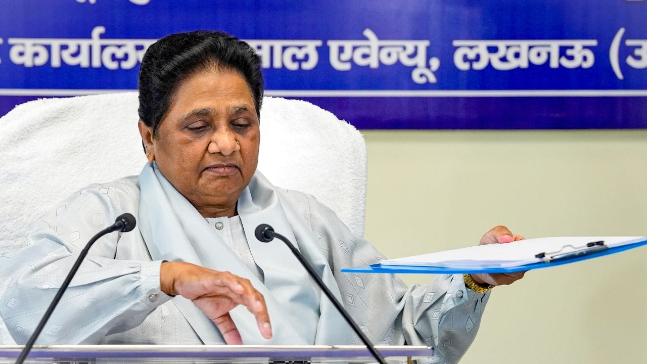 1977માં જ્યારે અનુસૂચિત જાતિ અને અનુસૂચિત જનજાતિ અને અન્ય પછાત જાતિઓના રાજકારણી કાંશી રામ તેમના ઘરે આવ્યા ત્યારે તેઓ દિલ્હીના ઇન્દરપુરી જેજે કોલોનીમાં શિક્ષિકા તરીકે કામ કરતા હતા અને ભારતીય વહીવટી સેવાની પરીક્ષાઓનો અભ્યાસ કરતા હતા.