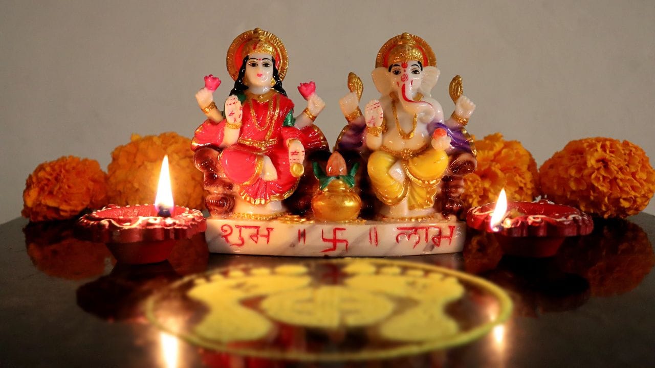 ભગવાન ગણેશનો આ મંત્ર બોલવાથી જીવનમાં પ્રગતિ અને સુખ મેળવવામાં મદદ મળે છે એવી માન્યતા છે. સાથે સાથે કામમાં આવતી અડચણો પણ ધીમે ધીમે દૂર થાય છે. ( નોંધ :ટીવી9 કોઈ પણ પ્રકારે અંધશ્રદ્ધાને પ્રોત્સાહન આપતુ નથી. આ અહેવાલ માત્ર ધાર્મિક માન્યતા અને લોકોમાં પ્રચલિત માન્યતા, રીત રિવાજને આધારે રજૂ કરવામાં આવેલ છે. ) ( Credits: Getty Images )