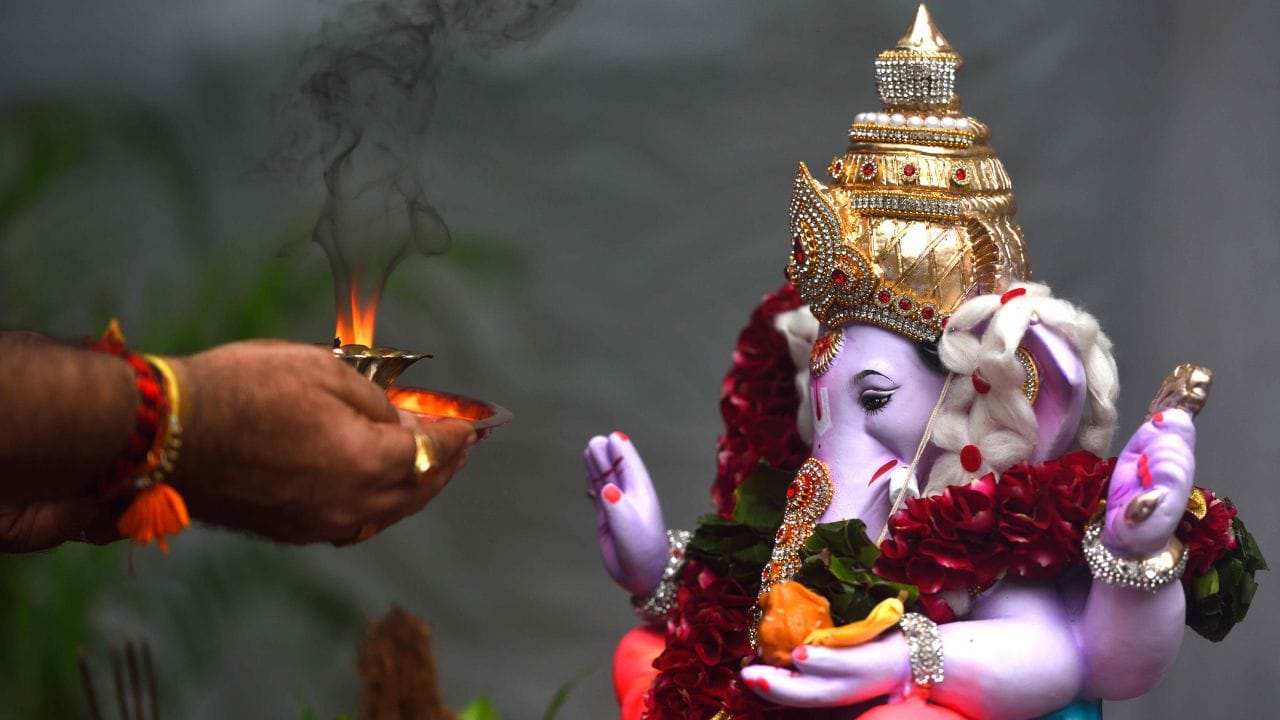 ઘરેથી બહાર નીકળતાં પહેલાં “ઓમ શ્રી ગણેશાય નમઃ” મંત્ર ઓછામાં ઓછો 11 વખત બોલવો શુભ માનવામાં આવે છે. મંત્ર જાપ કરતી વખતે ભગવાન ગણેશને મનમાં યાદ કરવાથી સકારાત્મકતા અને આત્મવિશ્વાસ વધે છે. ( Credits: Getty Images )