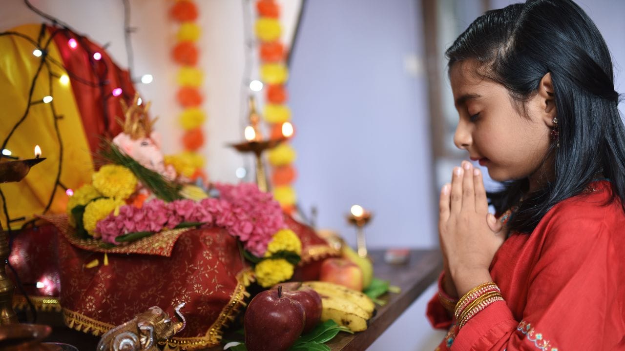 માન્યતા મુજબ, ઘરેથી બહાર નીકળતાં આ મંત્ર બોલવાથી મહત્વના કામમાં સફળતા મળવાની શક્યતા વધે છે અને કામ સરળ બને છે. ( Credits: Getty Images )