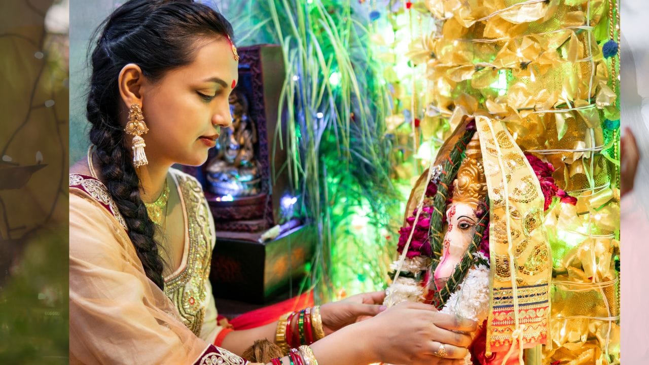 ઘરેથી બહાર નીકળતા પહેલાં ભગવાન ગણેશનું સ્મરણ અથવા પૂજન કરવું શુભ માનવામાં આવે છે. ત્યારબાદ “ૐ શ્રી ગણેશાય નમઃ” મંત્ર બોલીને દિવસની શરૂઆત કરવી સારું માનવામાં આવે છે. ( Credits: Getty Images )