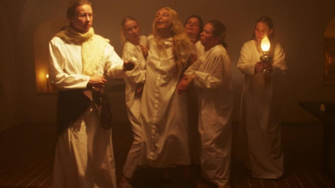 Monastyr / The Monastery: આ સિરીઝ એક રોમાંચક અને આધ્યાત્મિક વળાંકોવાળી વાર્તા છે, જે મારિયા નામની એક બેદરકાર યુવતી પર આધારિત છે. એક અબજોપતિ દંપતી સાથે વેકેશન દરમિયાન ઊભા થયેલા સ્કેન્ડલથી બચવા માટે મારિયા એક દૂરના આશ્રમ (મોનાસ્ટરી) માં આશરો લે છે. આ 7 એપિસોડની સિરીઝમાં એ બતાવવામાં આવ્યું છે કે, કેવી રીતે એક સામાન્ય યુવતીની હાજરી તે પવિત્ર સ્થળના લોકોના જીવનમાં બદલાવ લાવે છે. 5.9 રેટિંગ ધરાવતી આ સિરીઝ ડ્રામા અને રહસ્યનો સારો સમન્વય છે, જે દર્શકોને એક નવી પ્રકારની વાર્તા પૂરી પાડે છે.