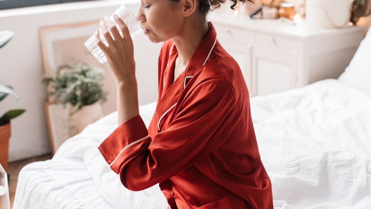 આરએમએલ હોસ્પિટલના મેડિસિન વિભાગના ડિરેક્ટર પ્રોફેસર ડૉ. સુભાષ ગિરી જણાવે છે કે સવારે ખાલી પેટે સામાન્ય રીતે 1 થી 2 ગ્લાસ પાણી પીવું પૂરતું માનવામાં આવે છે. આ માત્રા શરીરને દિવસની શરૂઆત માટે તૈયાર કરવામાં મદદ કરે છે. પાણી ધીમે ધીમે પીવું વધુ લાભદાયી છે, જેથી શરીર તેને સારી રીતે શોષી શકે. એક સાથે વધુ પડતું પાણી પીવાથી પેટમાં અસ્વસ્થતા થઈ શકે છે.