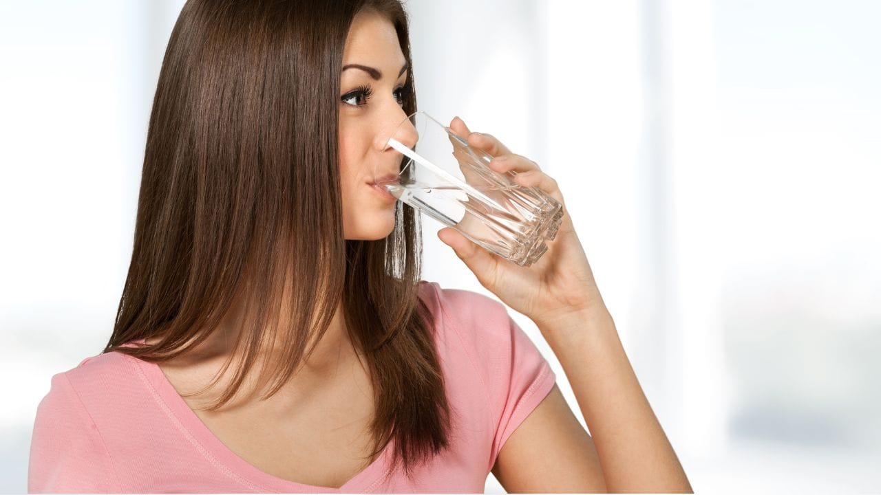 સવારે ખાલી પેટે પાણી પીવાથી શરીર તાજગી અનુભવે છે અને રાત્રે ડિહાઇડ્રેટ થયા બાદ ફરી પાણી પીવાથી શરીર હાઇડ્રેટ થાય છે. આ આદત પાચન પ્રક્રિયાને સક્રિય કરે છે અને શરીરને હળવાશનો અનુભવ કરાવે છે. નિયમિત રીતે સવારે પાણી પીવાથી દિવસભર હાઇડ્રેટેડ રહેવામાં મદદ મળે છે.