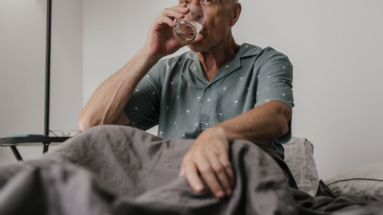 આ ઉપરાંત, તે શરીરની સુસ્તી દૂર કરવામાં અને ઊર્જા વધારવામાં પણ સહાયક બની શકે છે. સવારે પાણી પીવાની આદત દિવસભર પૂરતું પાણી પીવાની સારી ટેવ વિકસાવવામાં મદદ કરે છે, જે સ્વાસ્થ્ય માટે ખૂબ જ જરૂરી છે.