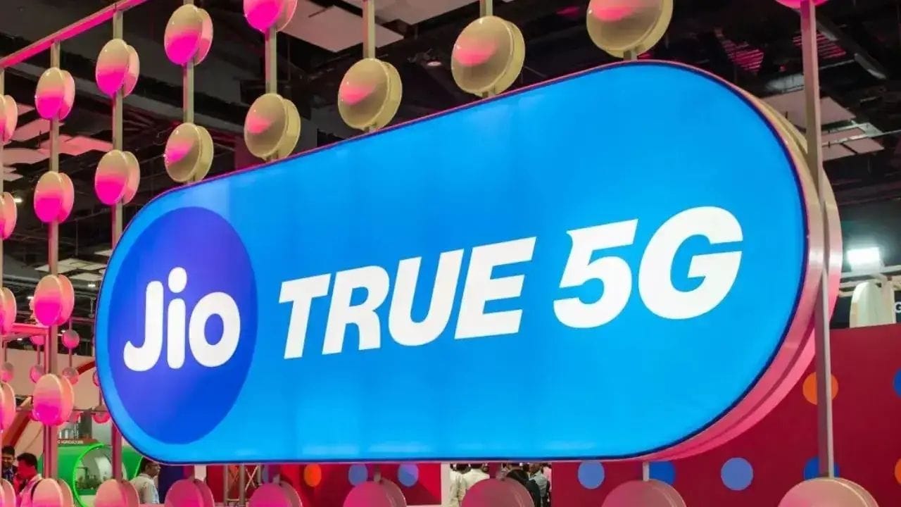 આ પ્રીપેડ પ્લાન 5G પાત્ર વપરાશકર્તાઓ માટે અનલિમિટેડ 5G ડેટાની ઍક્સેસ પણ આપે છે. સાથે જ, ત્રણ મહિના માટે JioHotstar અને JioTV ની મફત સબ્સ્ક્રિપ્શન સુવિધા પણ આપવામાં આવે છે. કુલ મળીને, ₹999નો આ 98 દિવસનો Jio પ્લાન લાંબા ગાળાની માન્યતા, અનલિમિટેડ કૉલિંગ, પૂરતું ડેટા અને વધારાના ડિજિટલ લાભો સાથે એક સંપૂર્ણ પ્રીપેડ વિકલ્પ તરીકે ગણાવી શકાય.