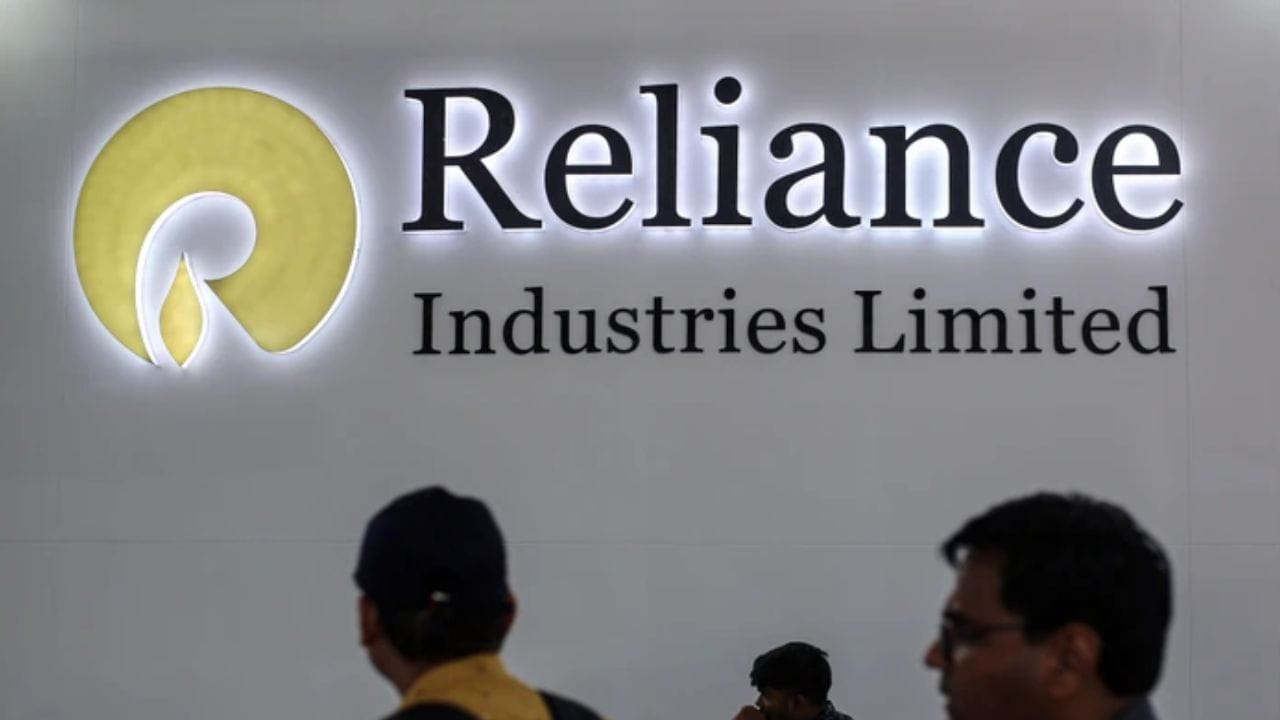 આટલું મોટું રોકાણ કરવા માટે શક્ય છે કે રિલાયન્સને નવો કર્જ પણ લેવો પડી શકે. જોકે કંપનીની મજબૂત નાણાકીય સ્થિતિને જોતા નિષ્ણાતો માને છે કે આ જોખમ નિયંત્રિત અને વ્યૂહાત્મક હોઈ શકે છે.