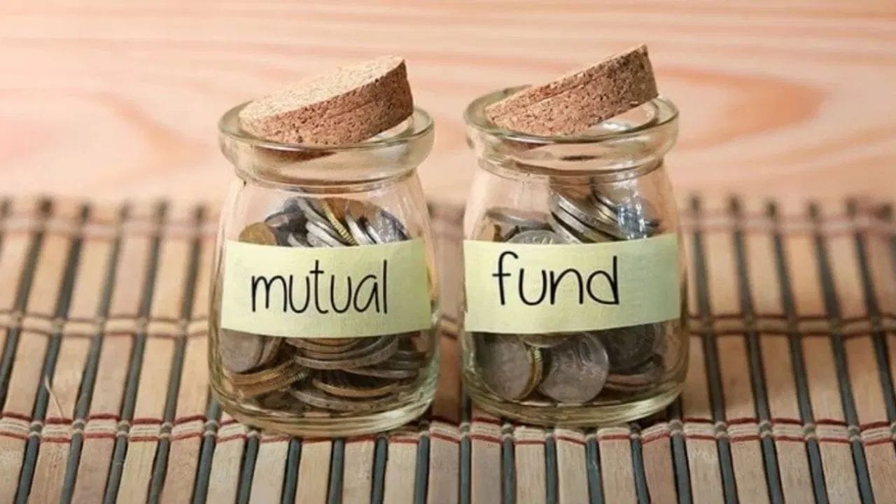 હવે આની જગ્યાએ લાઈફ સાયકલ ફંડ (Life Cycle Fund) જેવી નવી કેટેગરી લાવવામાં આવી રહી છે, જ્યાં રોકાણનો માર્ગ પહેલેથી જ નક્કી હશે અને સમય જતાં ઇક્વિટી-ડેટનું સંતુલન આપમેળે બદલાશે. સરળ રીતે કહીએ તો, લક્ષ્ય આધારિત રોકાણ તો રહેશે જ પરંતુ નિયમો વધુ સ્પષ્ટ હશે.