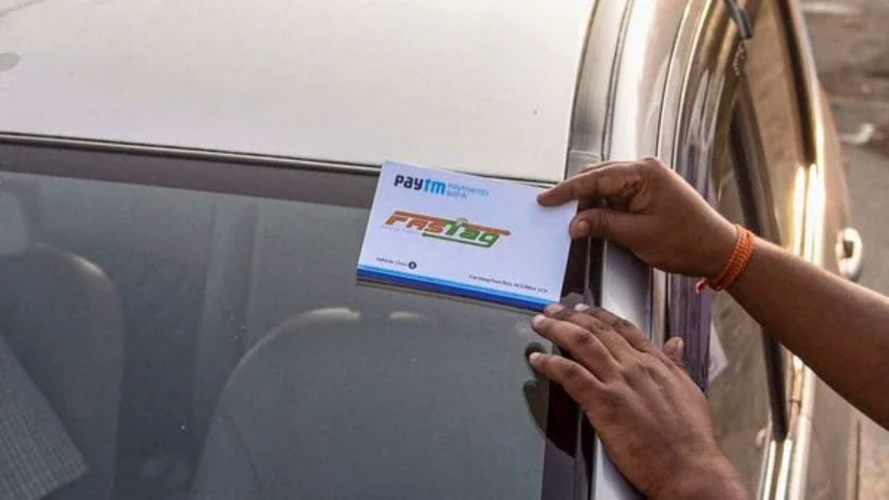 રસ્તા પર મુસાફરી કરનારાઓ માટે સારા સમાચાર છે. જો તમે કામ કે વ્યક્તિગત કારણોસર દરરોજ ટોલ પ્લાઝામાંથી પસાર થાઓ છો અને ભારે ટોલ ટેક્સથી પરેશાન છો, તો સરકારે તમને નોંધપાત્ર રાહત આપી છે. હવે, તમે માત્ર ₹340 પ્રતિ મહિને અમર્યાદિત ટોલ પાસ મેળવી શકો છો. હા, તમે તે બરાબર વાંચ્યું છે. NHAI (નેશનલ હાઇવે ઓથોરિટી ઓફ ઇન્ડિયા) એ સ્થાનિક રહેવાસીઓ અને દૈનિક મુસાફરો માટે ખાસ સ્થાનિક માસિક પાસ મેળવવાનું વધુ સરળ બનાવ્યું છે. ચાલો જાણીએ કે ₹340 માં અમર્યાદિત ટોલ પાસ કેવી રીતે મેળવવો અને કોણ તેનો લાભ લઈ શકે છે.