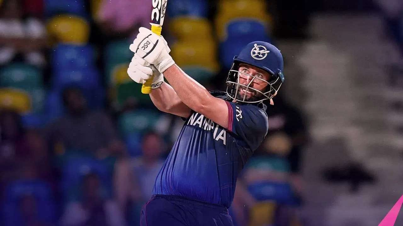 નામિબિયા ખૂબ જ નબળી ટીમ ગણાતી હતી, પરંતુ તેમણે 2022માં ઉલટફેર કરીને બધાને આશ્ચર્યચકિત કરી દીધા હતા. નામિબિયાએ શક્તિશાળી શ્રીલંકાને હરાવ્યું હતું. પહેલા બેટિંગ કરતા નામિબિયાએ 163 રન બનાવ્યા હતા. પરંતુ શ્રીલંકાની ઇનિંગ માત્ર 108 રન પર સમાપ્ત થઈ ગઈ હતી. નામિબિયાએ મેચ 55 રનથી જીતી લીધી હતી.