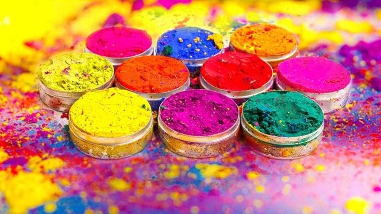 જાસુદના ફૂલોમાંથી પણ રંગ બનાવી શકાય છે. જાસુદના ફૂલોને સૂકવીને પાવડરમાં પીસી લો. આ રંગનો ઉપયોગ સૂકા ગુલાલ તરીકે પણ થઈ શકે છે. ભીનો લાલ રંગ બનાવવા માટે તેને પાણીમાં ભેળવી શકાય છે. સૂકા મેંદીના પાન અને પાલકના પાવડરને ભેળવીને લીલો રંગ પણ બનાવી શકાય છે. વૈકલ્પિક રીતે ભીનો રંગ બનાવવા માટે પાલકના રસનો ઉપયોગ કરી શકાય છે.
