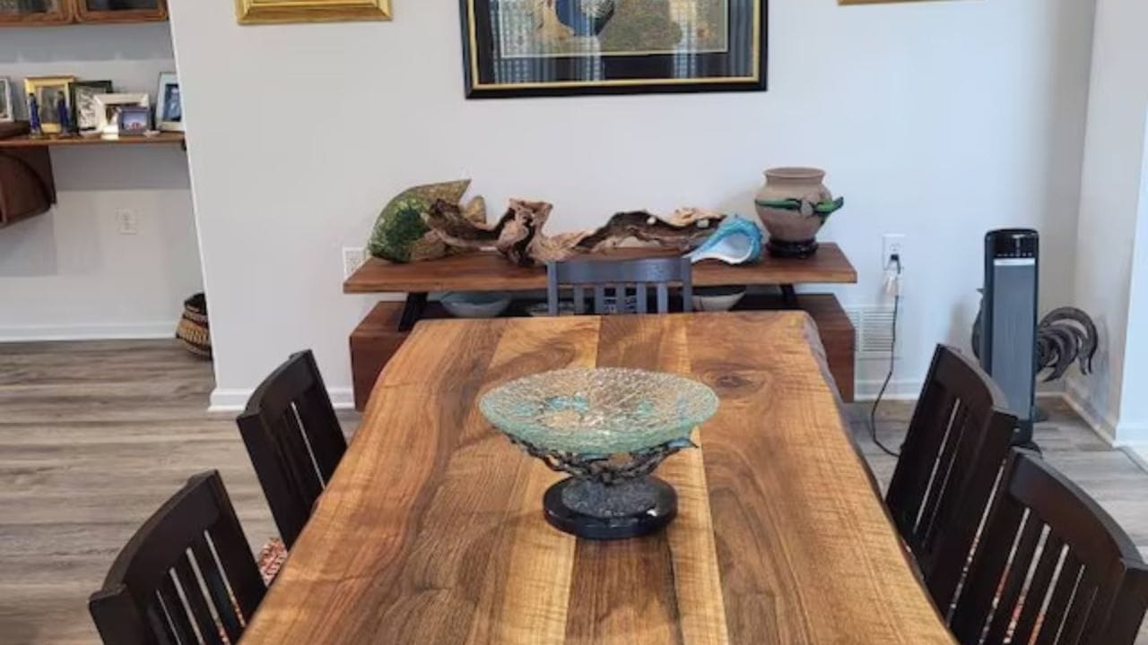 આ બાબતોનું ધ્યાન રાખો: ડાઈનિંગ ટેબલ પર ક્યારેય વાસી ખોરાક ન મૂકવો. તેનાથી ઘરમાં નકારાત્મકતા વધે છે. ડાઈનિંગ ટેબલ પણ યોગ્ય દિશામાં રાખવું જોઈએ. નિયમ પ્રમાણે તેને હંમેશા ઘરની પશ્ચિમ કે દક્ષિણપશ્ચિમ દિશામાં રાખવું જોઈએ.