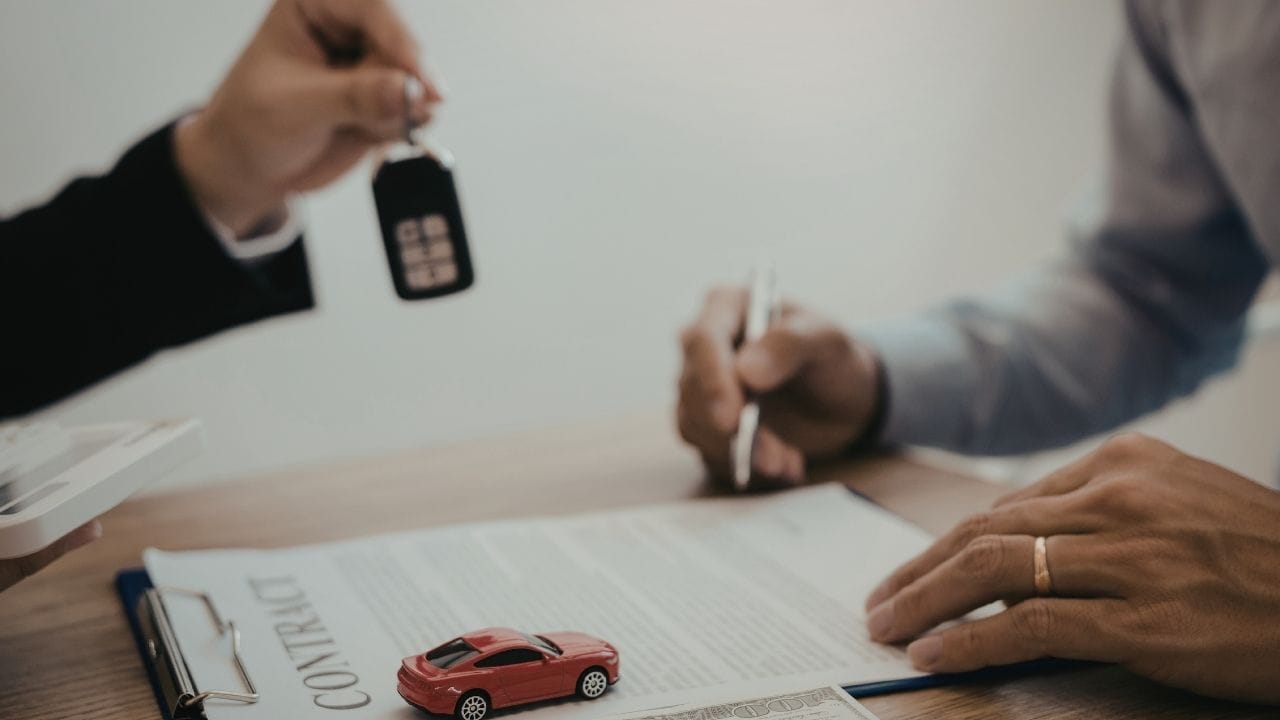 નવા ડ્રાફ્ટ મુજબ, ₹5 લાખથી વધુ કિંમતની મોટરસાઇકલ અથવા કોઈપણ મોટર વાહન ખરીદવા માટે PAN નંબર આપવો ફરજિયાત રહેશે. અગાઉ, ટુ-વ્હીલર માટે PAN જરૂરી ન હતું, જ્યારે ચાર-વ્હીલર માટે કિંમત ગમે તેવી હોય, PAN ફરજિયાત હતું. હવે ₹5 લાખ સુધીના વાહનોને આ નિયમમાંથી મુક્તિ મળી શકે છે.