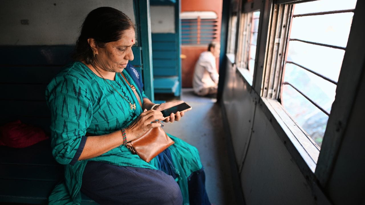 ટિકિટ બુકિંગના નિયમો બદલાયા છે. : રેલવેએ ટિકિટ બુકિંગ સિસ્ટમમાં મોટો ફેરફાર કર્યો છે, જે 1 માર્ચથી અમલમાં આવશે. ટિકિટ બુક કરવા માટે તમારે નવી RailOne એપનો ઉપયોગ કરવો પડશે. જનરલ ટિકિટ હોય, પ્લેટફોર્મ ટિકિટ હોય કે રિઝર્વેશન હોય, બધું જ એક જ એપમાં ઉપલબ્ધ થશે. હવે તમારે અલગ અલગ એપ ડાઉનલોડ કરવાની જરૂર રહેશે નહીં. Credits: Getty Images