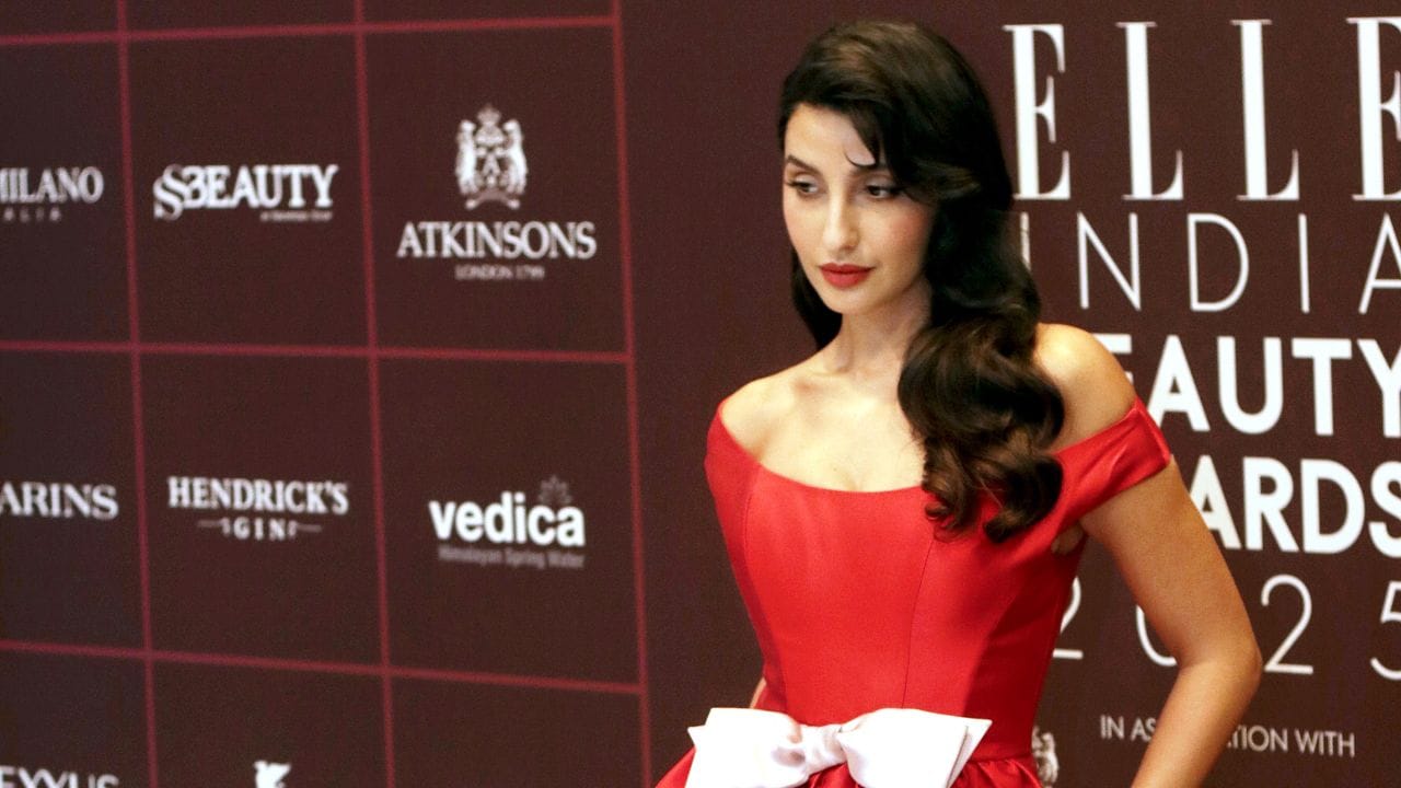  લક્ઝરી કારની સાથે વેનિટી વેન સિવાય અભિનેત્રી મોંઘા બેગ પણ ખુબ પસંદ છે. નોરાની પાસે 7 લાખના હેન્ડબેગથી લઈ 51 લાખ સુધીનું બેગ છે.